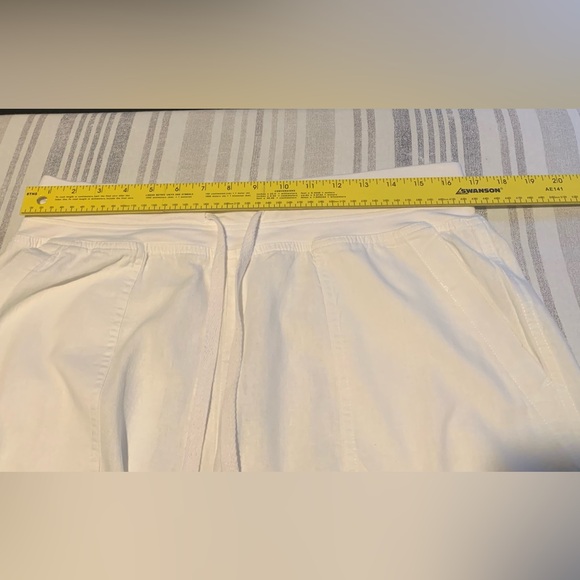 White drawstring, pull on linen shorts by Falls Creek, size L - Picture 3 of 6